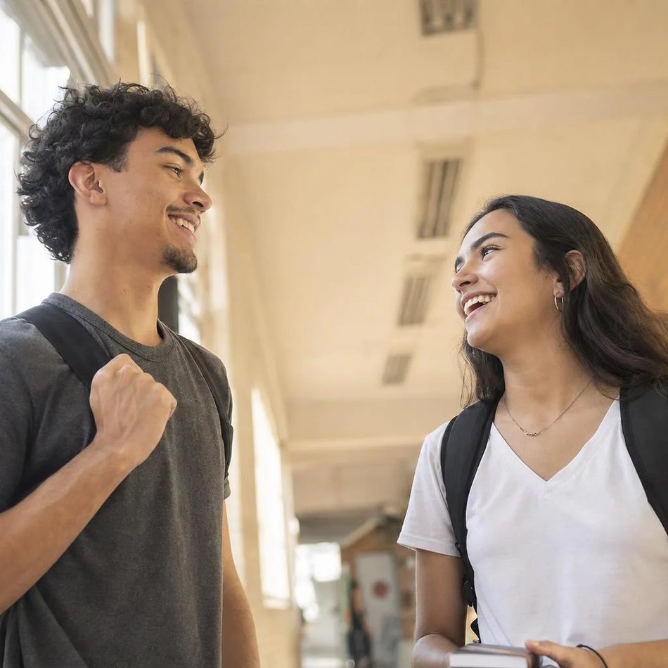 Time reunido em volta de folhas impressas com os itens da pauta do dia