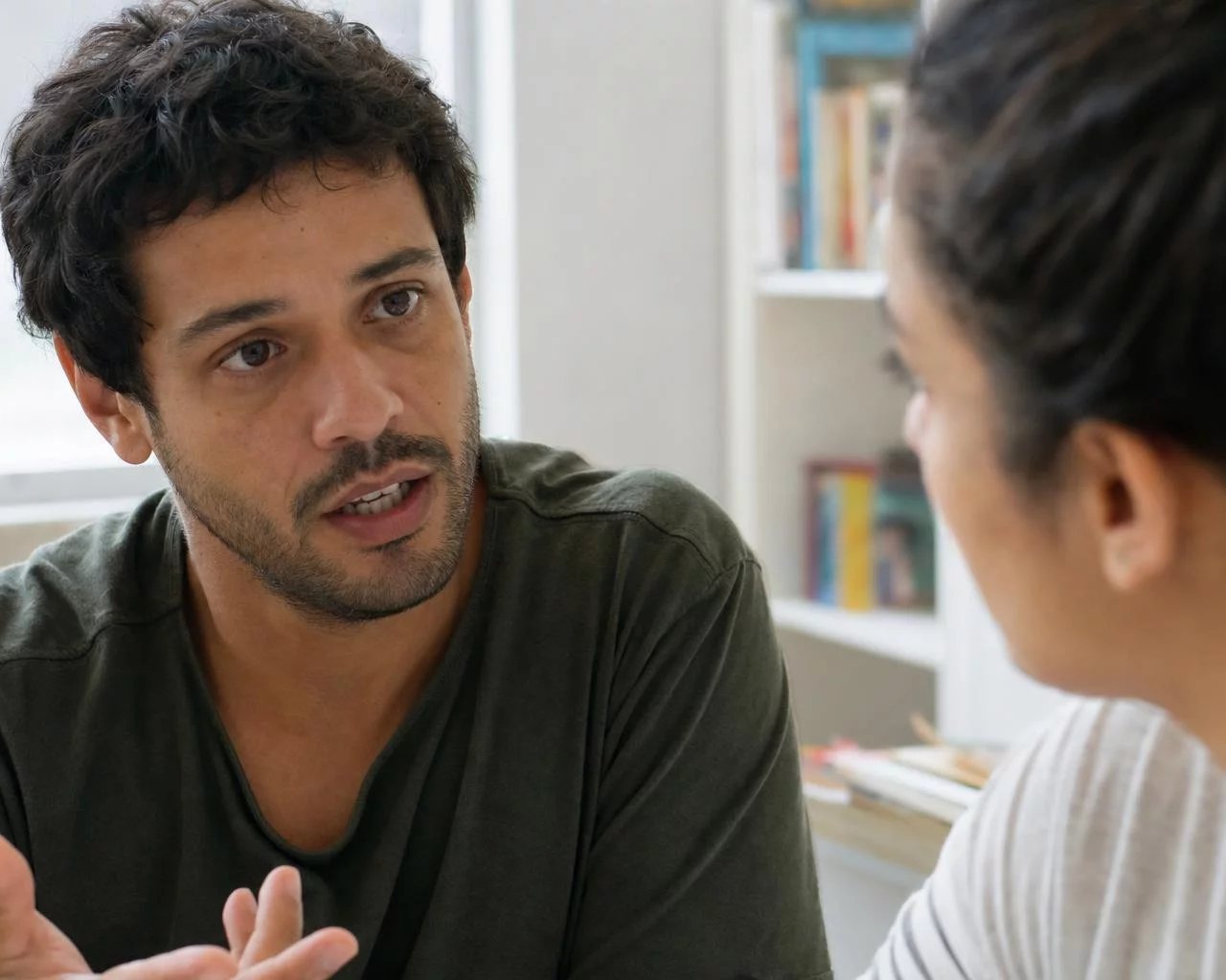 Pessoa em pé diante da turma sustentando um argumento com as anotações na mão